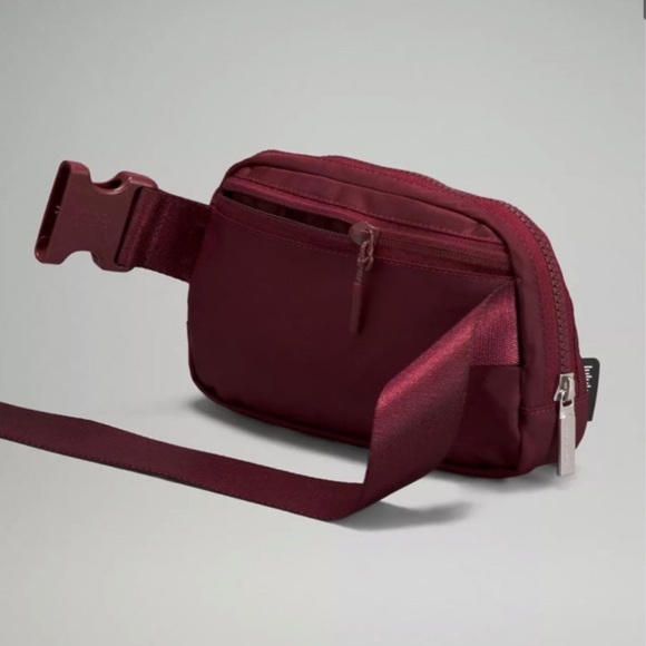 Lululemon everywhere belt Bag NWT - Picture 2 of 5